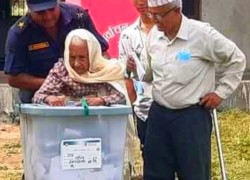 दाङमा ७० वर्षका छोराको सहयोगमा १०४ वर्षिया बृद्धाद्वारा मतदान